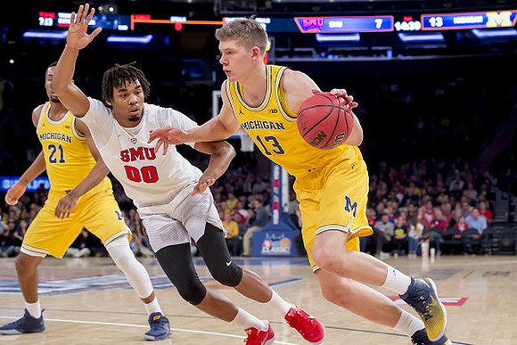 Zak Irvin (21) and Moritz Wagner (13)