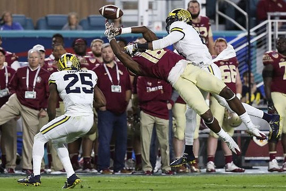 Dymonte Thomas (25) and Channing Stribling (8)