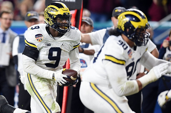 Mike McCray (9) and Bryan Mone (90)