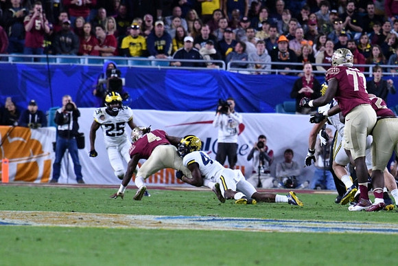 Dymonte Thomas (25) and Delano Hill (44)
