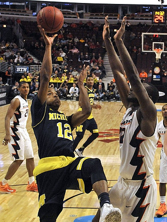 Muhammad-Ali Abdur-Rahkman (12) and Zak Irvin (21)