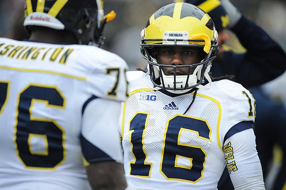 Quinton Washington (76) and Denard Robinson (16)
