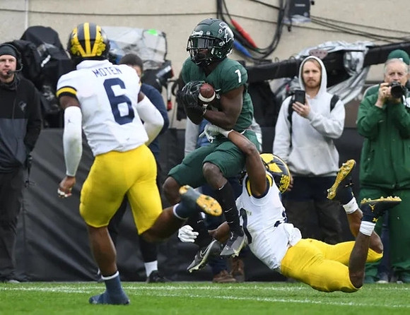 R.J. Moten (6) and Daxton Hill (30)