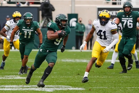 Jaylen Harrell (32) and Nikhai Hill-Green (41)