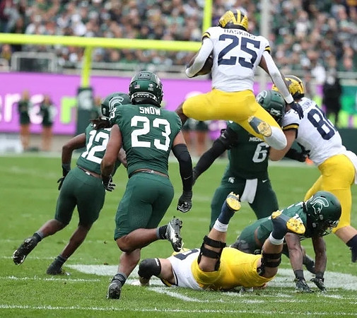 Hassan Haskins (25) and Luke Schoonmaker (86)