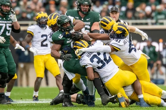 Brad Hawkins (2), Jaylen Harrell (32), and Nikhai Hill-Green (41)