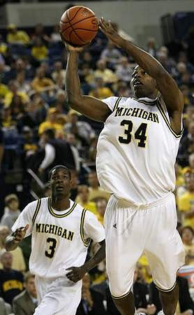 Manny Harris (3) and DeShawn Sims (34)