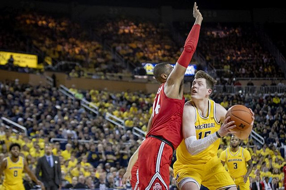 David DeJulius (0), Juwan Howard, Jon Teske (15), and Zavier Simpson (3)