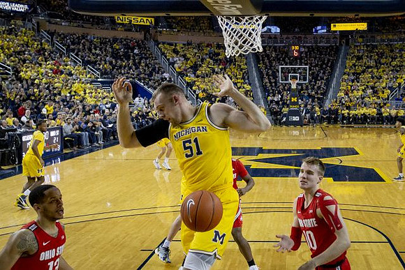 Austin Davis (51) and Zavier Simpson (3)