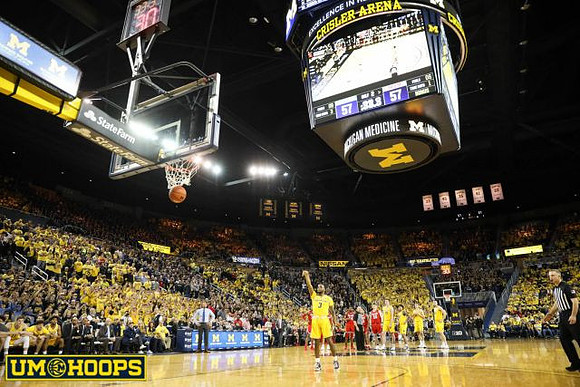 Zavier Simpson (3) and Michigan Team