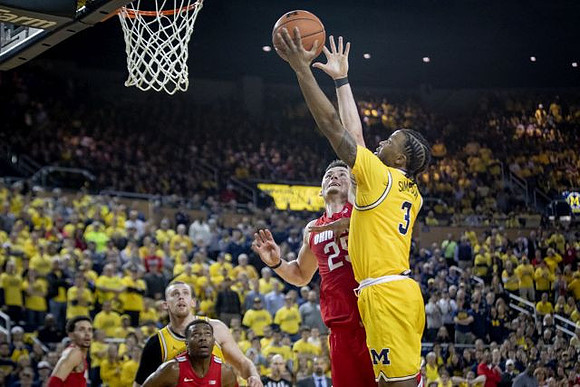 Austin Davis (51) and Zavier Simpson (3)