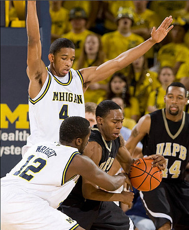 Anthony Wright (12) and Darius Morris (4)
