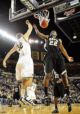 Zack Gibson (32) and Darius Morris (4)