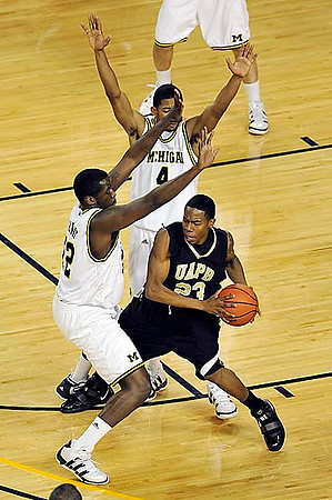Anthony Wright (12) and Darius Morris (4)