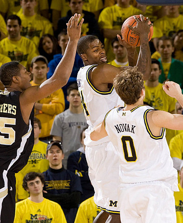 DeShawn Sims (34) and Zack Novak (0)