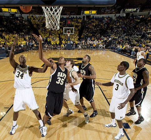 DeShawn Sims (34), Zack Novak (0), Manny Harris (3), and Darius Morris (4)