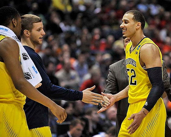 Zak Irvin (21) and Jordan Morgan (52)