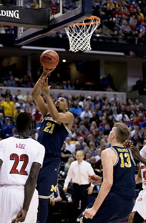 Zak Irvin (21), John Beilein, and Moritz Wagner (13)