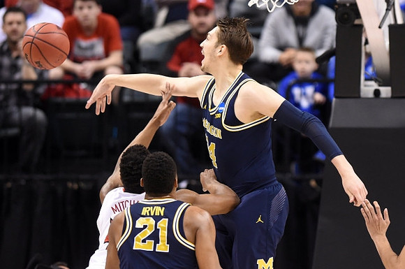 Zak Irvin (21) and Mark Donnal (34)
