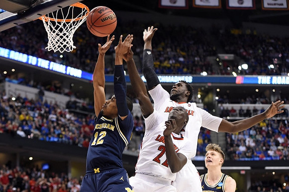 Muhammad-Ali Abdur-Rahkman (12) and Moritz Wagner (13)