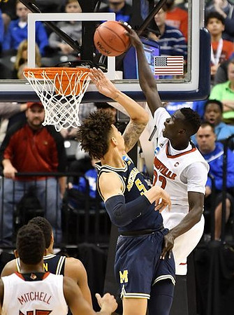 Zak Irvin (21) and D.J. Wilson (5)