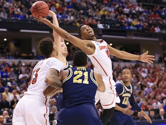Zak Irvin (21) and Muhammad-Ali Abdur-Rahkman (12)