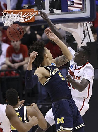 Zak Irvin (21) and D.J. Wilson (5)