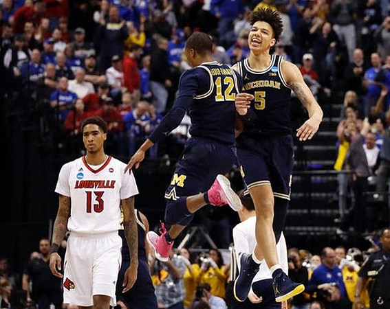 Muhammad-Ali Abdur-Rahkman (12) and D.J. Wilson (5)