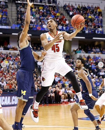 Zak Irvin (21) and Derrick Walton Jr. (10)