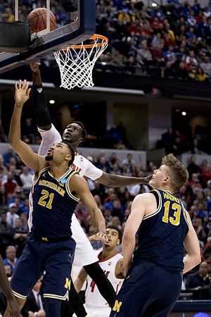 Zak Irvin (21) and Moritz Wagner (13)