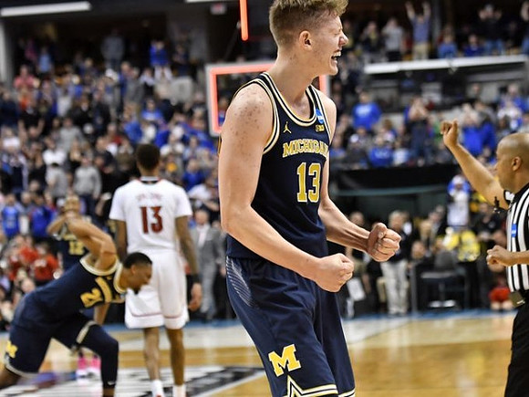 Zak Irvin (21) and Moritz Wagner (13)