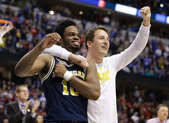 Derrick Walton Jr. (10) and Andrew Dakich (11)