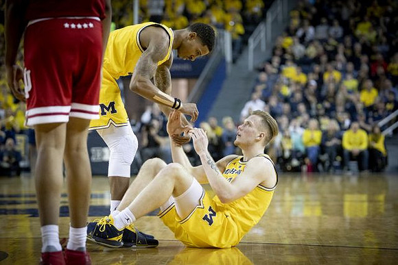 Charles Matthews (1) and Ignas Brazdeikis (13)