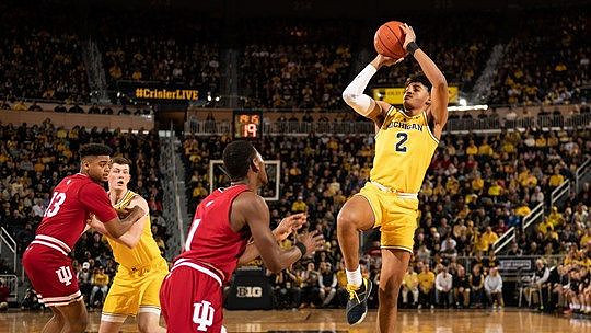 Jordan Poole (2) and Jon Teske (15)