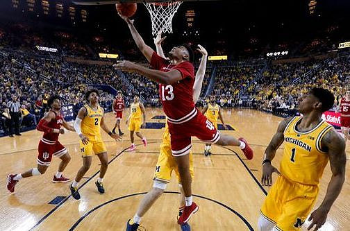 Jordan Poole (2), Eli Brooks (55), Ignas Brazdeikis (13), Zavier Simpson (3), and Charles Matthews (1)
