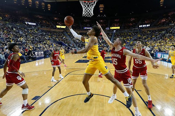 Jordan Poole (2), Eli Brooks (55), and Brandon Johns Jr. (23)
