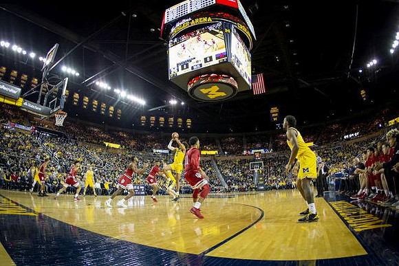 Jordan Poole (2) and Zavier Simpson (3)