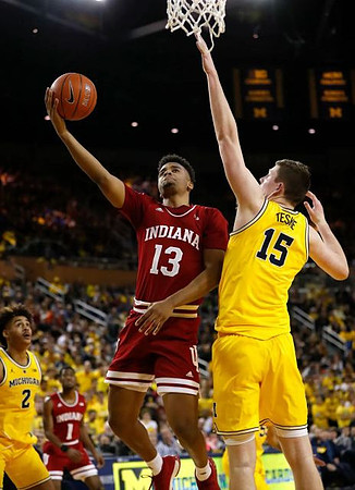 Jordan Poole (2) and Jon Teske (15)