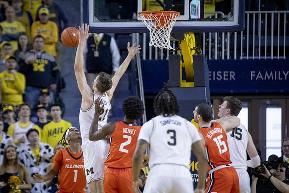Franz Wagner (21), Zavier Simpson (3), and Jon Teske (15)