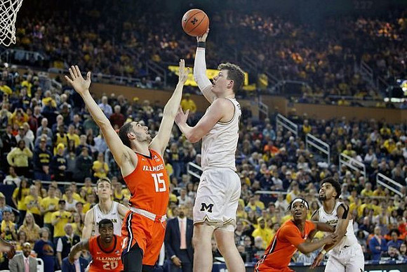 Jon Teske (15), Franz Wagner (21), and David DeJulius (0)