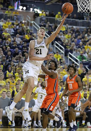 Franz Wagner (21) and Zavier Simpson (3)