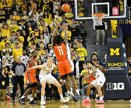 Franz Wagner (21), Zavier Simpson (3), and Eli Brooks (55)