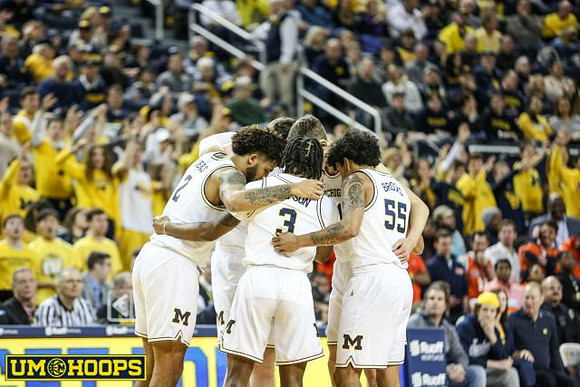 Isaiah Livers (2), Jon Teske (15), Franz Wagner (21), Zavier Simpson (3), and Eli Brooks (55)