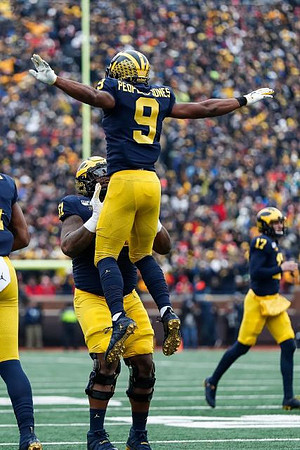 Cesar Ruiz (51), Donovan Peoples-Jones (9), and Will Hart (17)