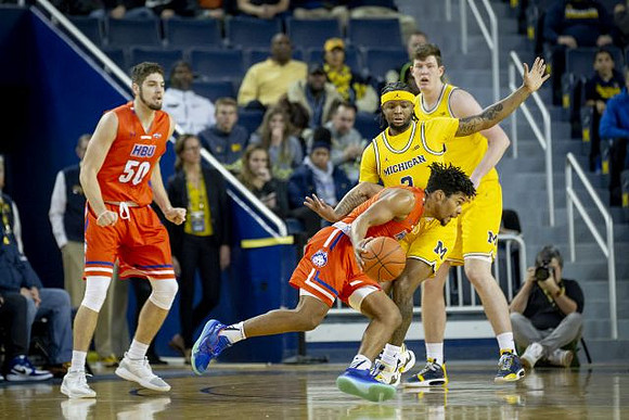 Zavier Simpson (3) and Jon Teske (15)