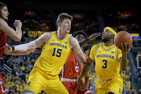 Jon Teske (15) and Zavier Simpson (3)