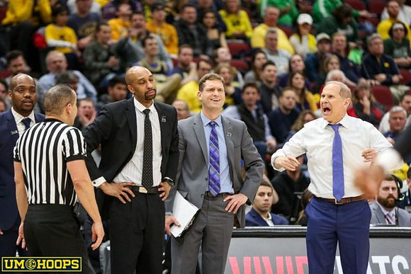 Jordan Poole (2) and Michigan Team