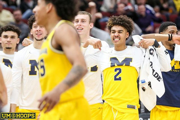 Jordan Poole (2) and Zavier Simpson (3)