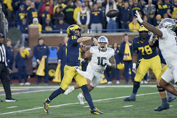 Davis Warren (16) and Myles Hinton (78)
