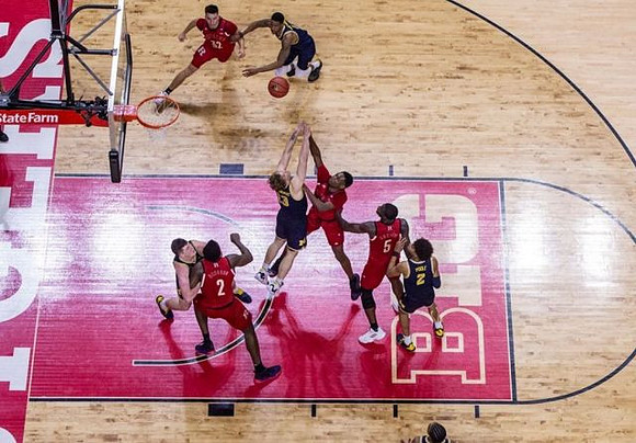 Jon Teske (15), Charles Matthews (1), Ignas Brazdeikis (13), Jordan Poole (2), and Zavier Simpson (3)